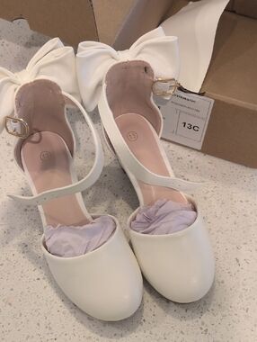 White Bow Accent Mary Jane Heels for Little Girls, Size 13
